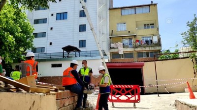 İSTANBUL - Ümraniye'de toprakta oluşan çökme nedeniyle 2 bina boşaltıldı