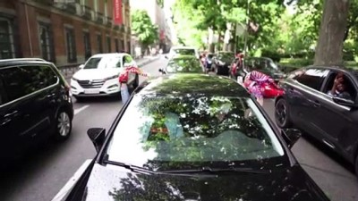 arac konvoyu - MADRİD - Şampiyonluğunu kutlayan Atletico Madrid, taraftarları olmadan kupasını aldı Videosu