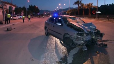 yukselen -  Otomobille kafa kafaya çarpışan motosikletli iki genç metrelerce havaya fırladı...Dehşete düşüren kaza kamerada Videosu