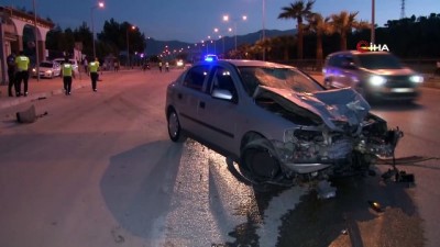 yukselen -  Otomobille kafa kafaya çarpışan motosikletli iki genç metrelerce havaya fırladı...Dehşete düşüren kaza kamerada Videosu