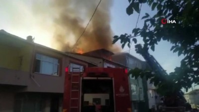  Üsküdar’da 3 katlı bir binanın çatı katında korkutan yangın