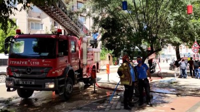 kadin hasta - BURSA - Bir evde çıkan yangında dumandan etkilenen kadın hastaneye kaldırıldı Videosu