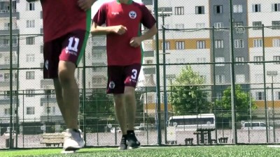futbol takimi - Diyarbakırlı engelli sporcu İsmail Kele, kalecilik hayaline kavuştu Videosu