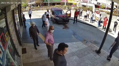 trafik polisi -  Elektrik direğine çarpan sürücünün soğukkanlılığı pes dedirtti Videosu