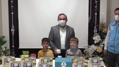 Erzurumlu minikler kumbaralarında biriktirdikleri paraları Filistinli çocuklara bağışladı