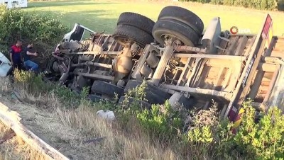 direksiyon -  - Şarampole devrilen kamyon sürücüsü kayıplara karıştı Videosu