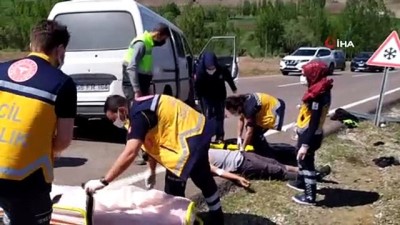saglik ekibi -  Sivas'ta iki araç kafa kafaya çarpıştı: 9 yaralı Videosu