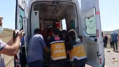 saglik ekibi -  Sivas'ta iki araç kafa kafaya çarpıştı: 9 yaralı Videosu