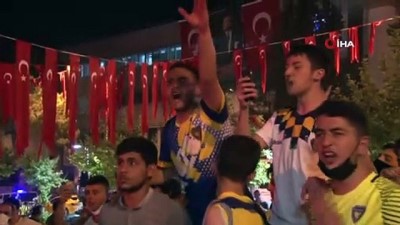 yukselen - Takımları 2. Lig'e yükselen Bucalı taraftarlardan coşkulu kutlama Videosu