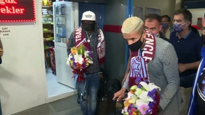 tezahur - Trabzonspor'un anlaşmaya vardığı Gervinho ve Peres, Trabzon'a geldi Videosu