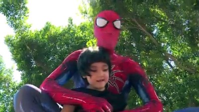 super kahraman - ANTALYA - Küçük Özge'nin yüzü 'Antalyalı Örümcek Adam' ile güldü Videosu