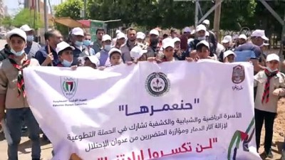 GAZZE - Filistinli gönüllüler Gazze sahillerinde İsrail'in düzenlediği son saldırılardan geriye kalan enkazı temizliyor