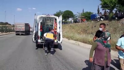 yagmur suyu - MANİSA - 3 aracın karıştığı trafik kazasında 1'i çocuk 3 kişi yaralandı Videosu