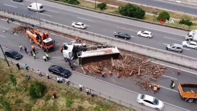  Sancaktepe TEM Otoyolu'nda  TIR kazası: TEM trafiğe kapandı