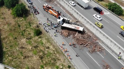 tir kazasi -  Sancaktepe TEM Otoyolu'nda  TIR kazası: TEM trafiğe kapandı Videosu