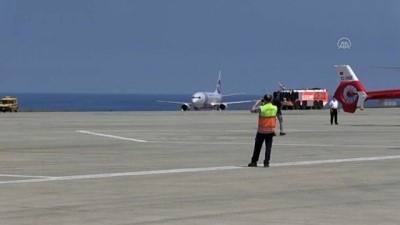 apron - TRABZON - Ürdün'den Trabzon Havalimanına gelen ilk uçak 'su takı' töreniyle karşılandı Videosu