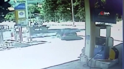 petrol -  Yolun karşısına geçmek isteyen adama otomobil böyle çarptı: 1 yaralı Videosu