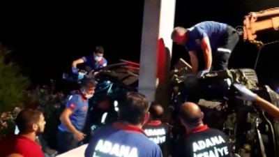 Adana'da direğe çarpan otomobilin sürücüsü yaralandı