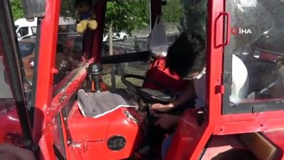 cenin -  Babadan yadigar traktörle paket servisi yapıyor Videosu