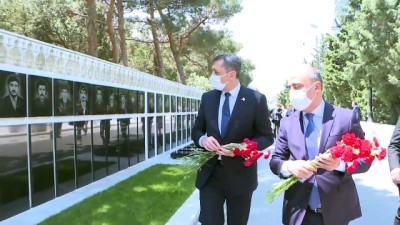 sadaka - BAKÜ - Milli Eğitim Bakanı Ziya Selçuk, Azerbaycan'da şehitlikleri ziyaret etti Videosu