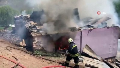 koy muhtari -  Bayburt’ta çıkan yangında 5 ev kullanılamaz hale geldi Videosu