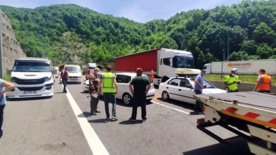 saglik ekibi - DÜZCE - Anadolu Otoyolu'nda zincirleme trafik kazası Videosu