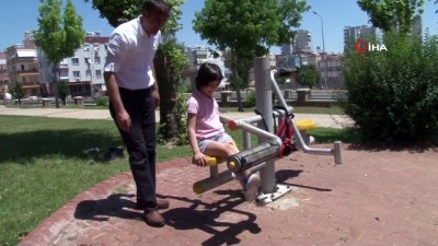 aluminyum -  Fedakar baba, tek bacağı olmayan kızına önce yürümeyi, sonra koşmayı şimdi de yüzmeyi öğretiyor Videosu