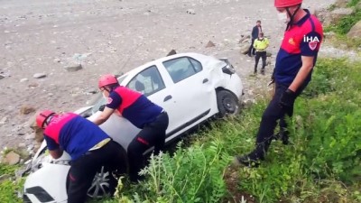agri merkez -  Freni boşalan otomobil uçurumdan yuvarlandı Videosu