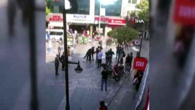 genc kizlar -  Genç kızlar cadde ortasında saç saça, baş başa kavga etti Videosu