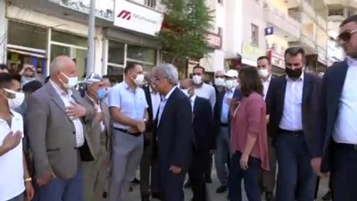 HAKKARİ - HDP Eş Genel Başkanı Mithat Sancar esnafı ziyaret etti