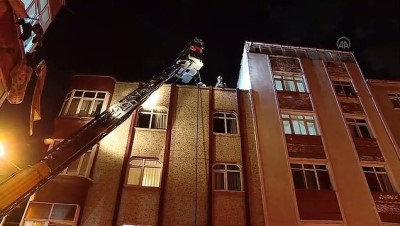 İSTANBUL - Zeytinburnu'nda bir evde çıkan yangın söndürüldü