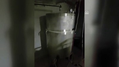 İZMİR - Bir depoda 3 bin 500 litre etil alkol ele geçirildi
