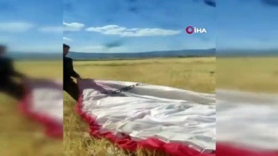 parasutcu -  Kanadalı paraşütçü ekili tarlaya indi, çiftçinin sözleri gülmekten kırdı geçirdi Videosu