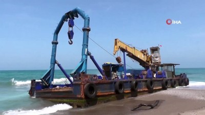deniz kiyisi -  Karadeniz kıyısına 300 tonluk vinçli duba oturdu Videosu