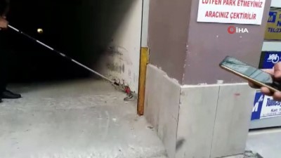  Şehir merkezinde bir garajda zehirli yılan yakalandı