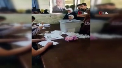devlet baskanligi -  - Suriye’de “demokratik” seçim
- Görevliler sivillere hazır oy kağıtları verdi Videosu