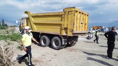 Erzincan'da kamyonla otomobil çarpıştı: 1 ölü, 3 yaralı