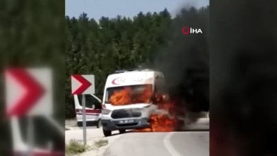  Hastane dönüşünde yanan ambulans küle döndü