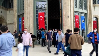 İSTANBUL - Taksim Camisi'nde ikindi namazı kılındı