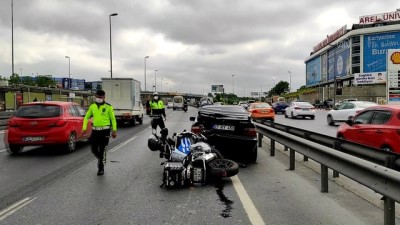 İSTANBUL - Zeytinburnu'nda motosikletin otomobile çarpması sonucu 2 sürücü yaralandı