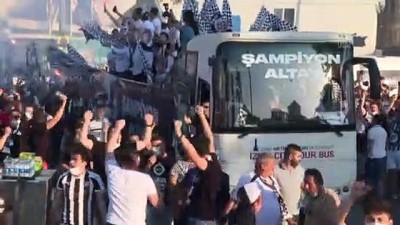 İZMİR - Süper Lig vizesi alan Altay şampiyonluğunu kutladı