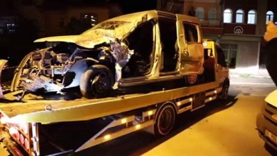 ANKARA - Hafif ticari araç ile kamyonet çarpıştı: 4 yaralı