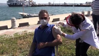 saglik personeli - BALIKESİR - Feribot ve teknelerle ada sakinlerine ulaşan mobil ekipler sırası gelenlere Kovid-19 aşısı uyguluyor Videosu