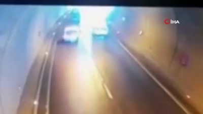  Cinayet gibi kaza...Tünel içinde otomobiller kafa kafaya çarpıştı: 2 ölü, 2 yaralı