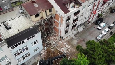 kepce operatoru -  Dikkatsiz kepçe operatörü yıkım esnasında 2 binaya zarar verdi Videosu