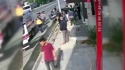 korkuluk - DÜZCE - Kaldırımda yürüyenler, kaza yapan aracın altında kalmaktan son anda kurtuldu Videosu