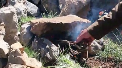 kuyruk yagi -  Etleri daha lezzetli olması için taş üzerinde pişiriyorlar Videosu