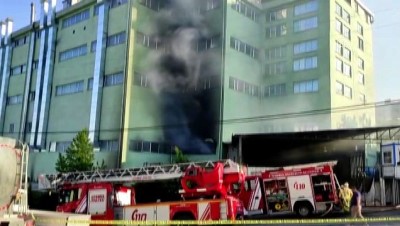 İSTANBUL - Arnavutköy'de bir fabrikada çıkan yangına itfaiye ekipleri müdahale ediyor