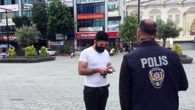 İSTANBUL - Esenyurt'taki denetimde izinleri olmayan yabancı uyruklu 15 kişi İl Göç İdaresi'ne gönderildi