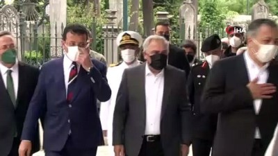 abrin -   İstanbul Valiliği, fethin yıl dönümünde Fatih Sultan Mehmet'in Türbesi'nde anma töreni düzenlendi Videosu